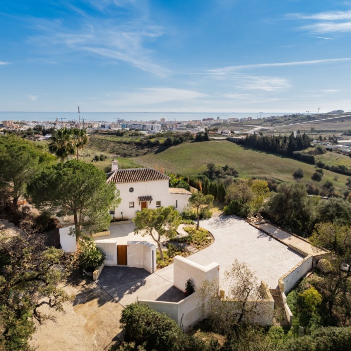 Preciosa villa de estilo ibicenco con vistas al mar en Estepona Hills | Image 2