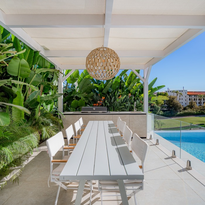Luxurious tastefully designed villa in El Herrojo, Benahavis | Image 5
