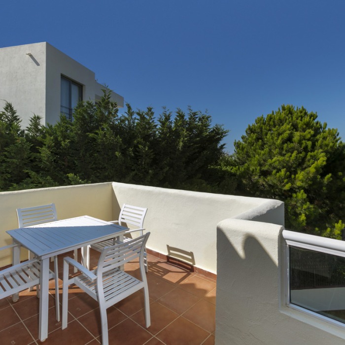 Bright Apartment with beautiful views in Los Arqueros, Benahavis | Image 21