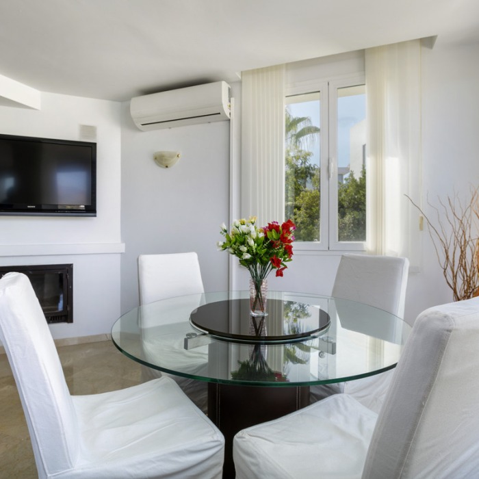 Bright Apartment with beautiful views in Los Arqueros, Benahavis | Image 5