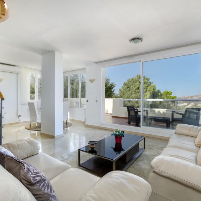 Bright Apartment with beautiful views in Los Arqueros, Benahavis | Image 2