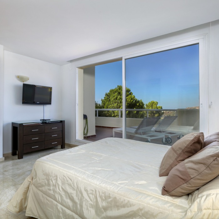 Bright Apartment with beautiful views in Los Arqueros, Benahavis | Image 18