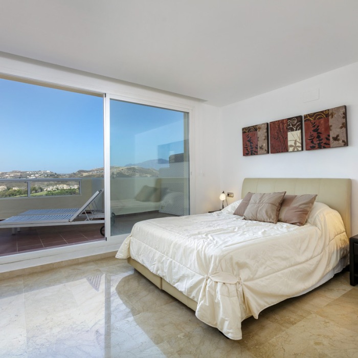 Bright Apartment with beautiful views in Los Arqueros, Benahavis | Image 17