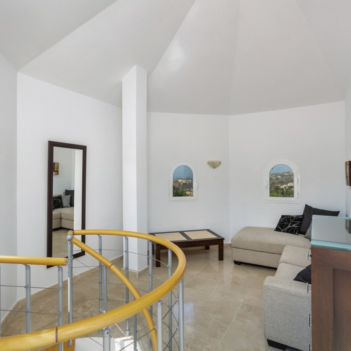 Bright Apartment with beautiful views in Los Arqueros, Benahavis | Image 16