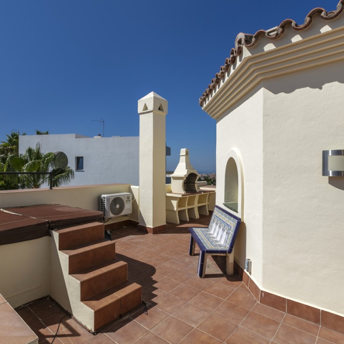 Bright Apartment with beautiful views in Los Arqueros, Benahavis | Image 31