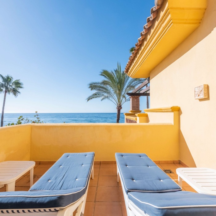 Apartamento en primera línea de Playa en Río Real, Marbella Este | Image 2
