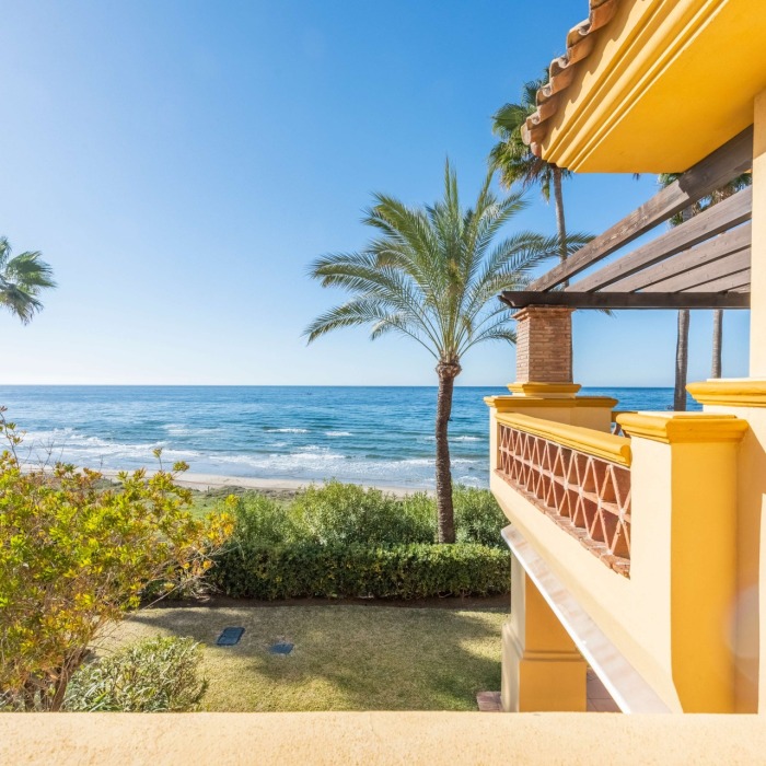 Apartamento en primera línea de Playa en Río Real, Marbella Este | Image 4