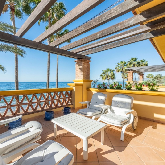 Frontline Beach Apartment in Rio Real, Marbella East