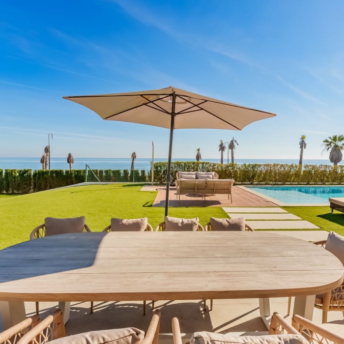 Villa Contemporánea en primera línea de playa en la Nueva Milla de Oro, Estepona | Image 2