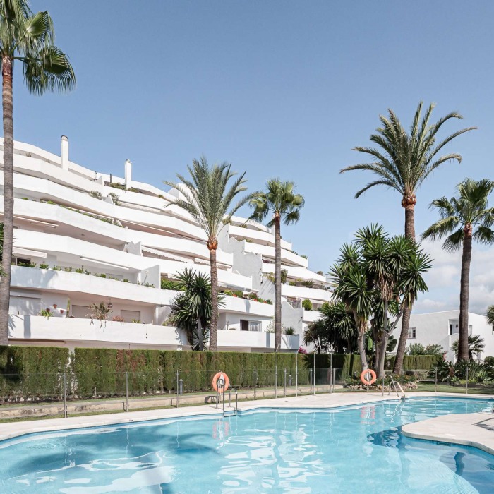 Breathtaking Modern Apartment in Jardines de Andalucia in Nueva Andalucia | Image 14