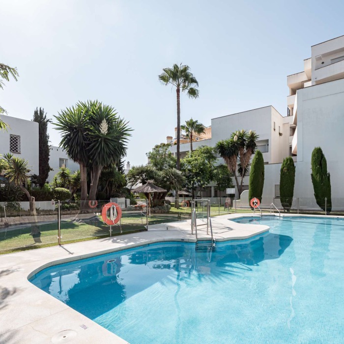 Breathtaking Modern Apartment in Jardines de Andalucia in Nueva Andalucia | Image 15