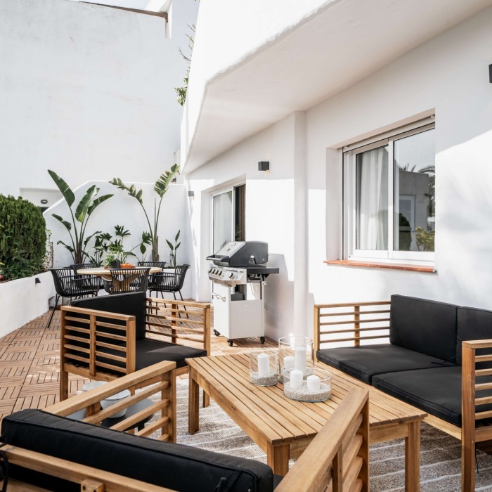 Breathtaking Modern Apartment in Jardines de Andalucia in Nueva Andalucia | Image 1
