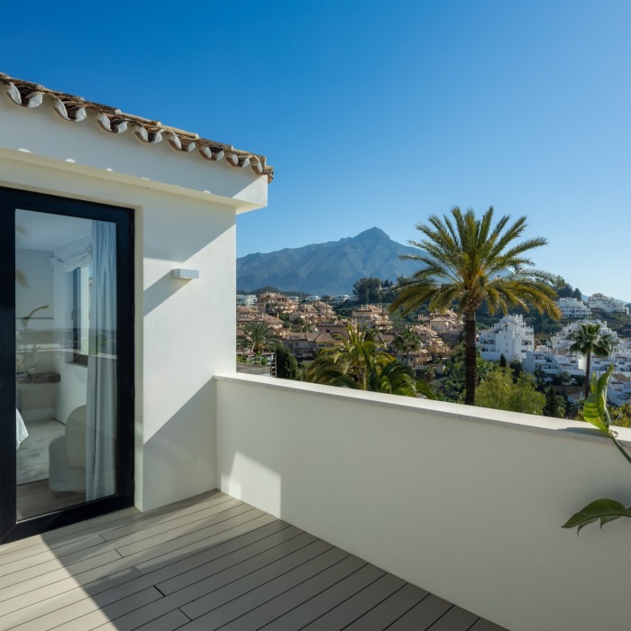 Hermosa Villa con Vistas Panorámicas al Mar en Los Naranjos Hill Club, Nueva Andalucía | Image 11