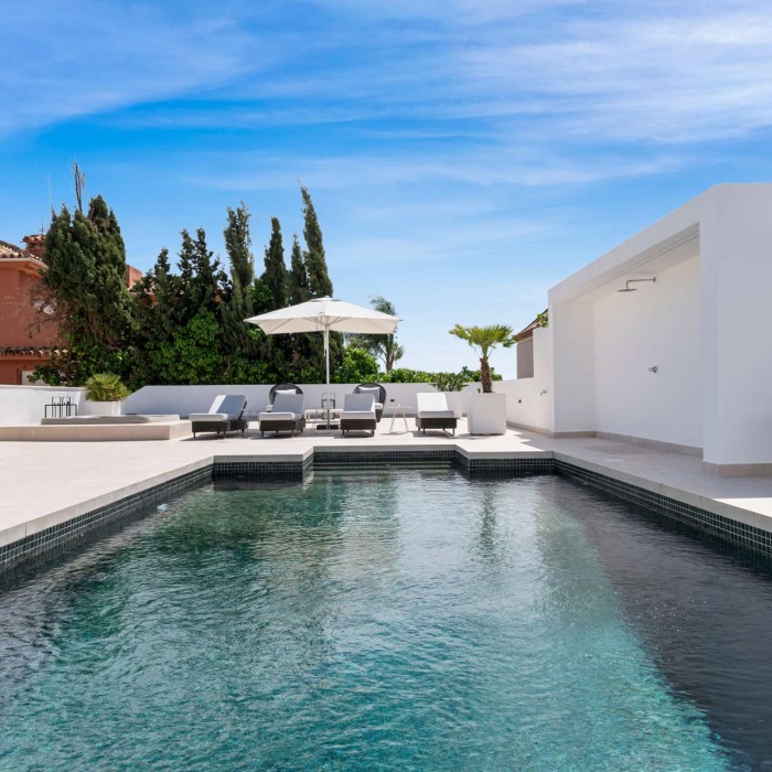 Hermosa Villa con Vistas Panorámicas al Mar en El Rosario, Marbella Este | Image 11