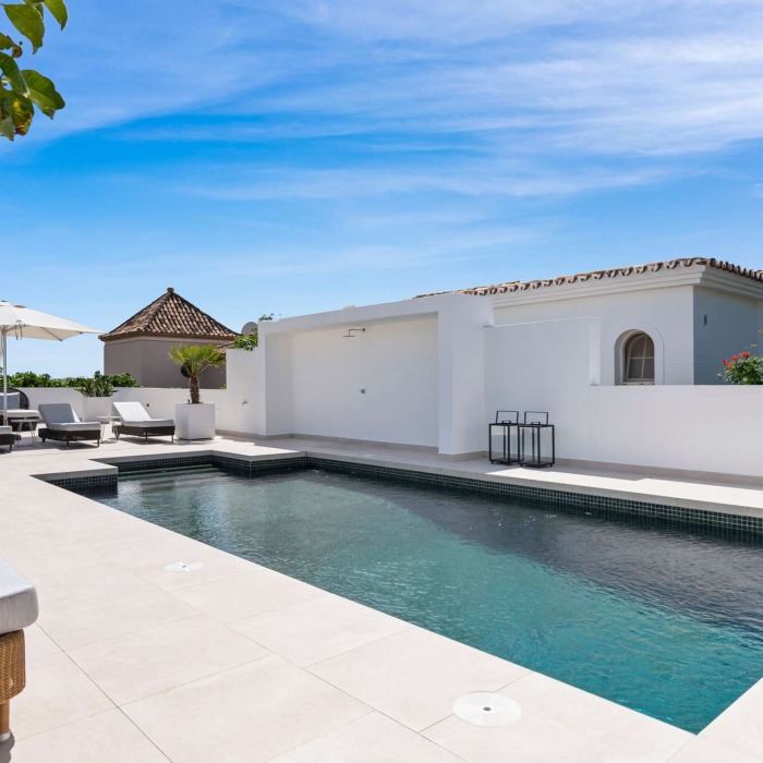 Hermosa Villa con Vistas Panorámicas al Mar en El Rosario, Marbella Este | Image 5