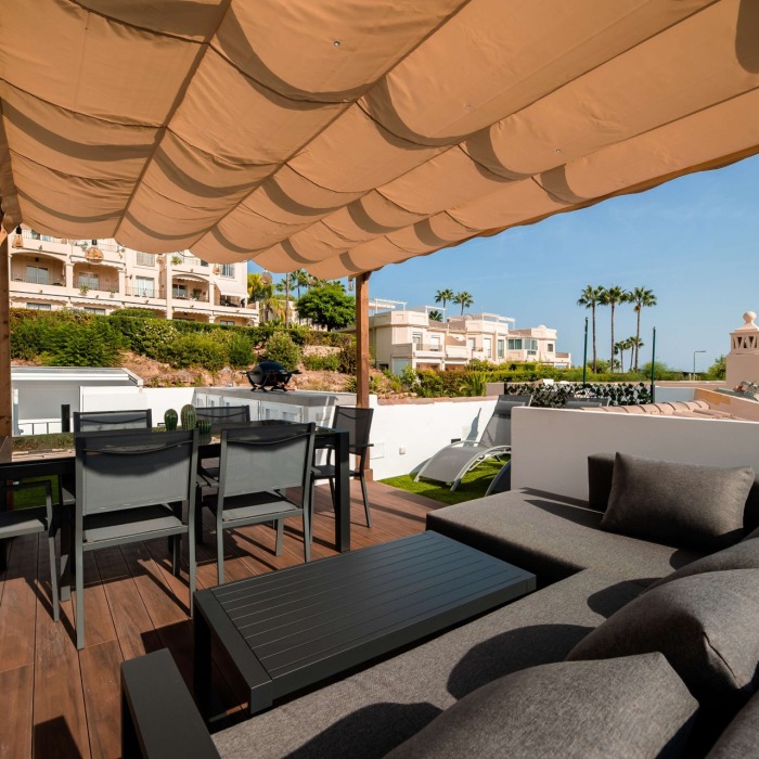 Fully renovated and fully furnished triplex penthouse in desirable La Quinta Hills, Benahavis | Image 100
