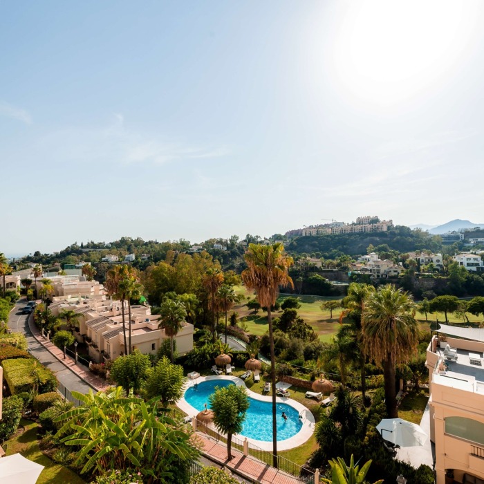 Fully renovated and fully furnished triplex penthouse in desirable La Quinta Hills, Benahavis | Image 101