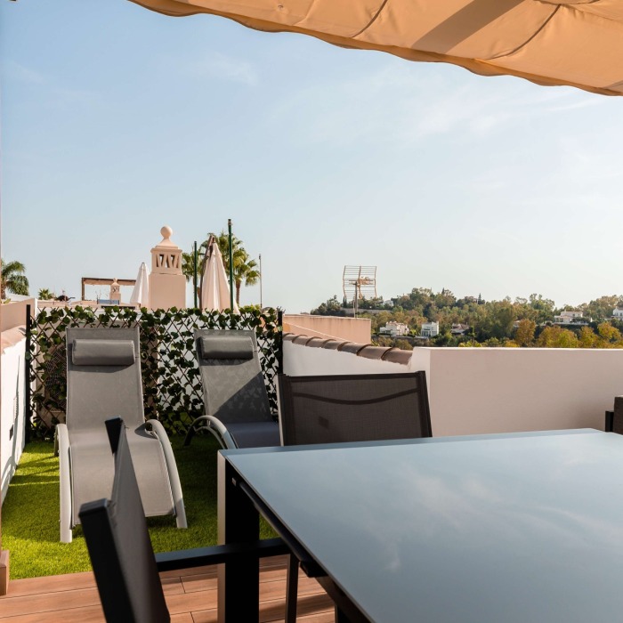 Fully renovated and fully furnished triplex penthouse in desirable La Quinta Hills, Benahavis | Image 102
