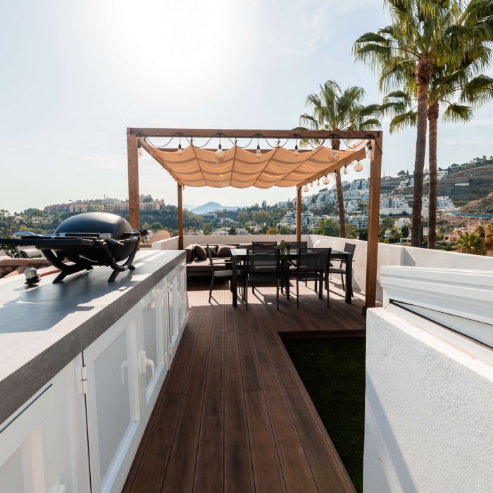 Fully renovated and fully furnished triplex penthouse in desirable La Quinta Hills, Benahavis | Image 105