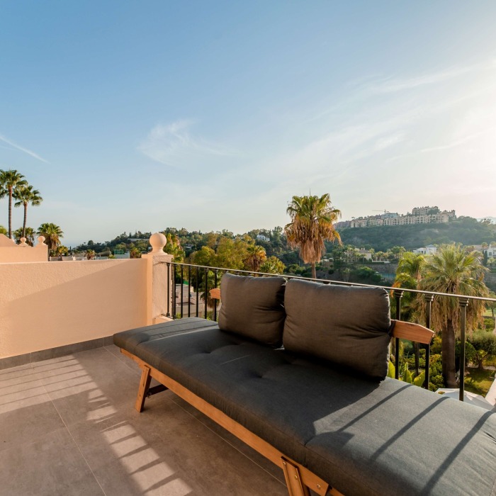 Fully renovated and fully furnished triplex penthouse in desirable La Quinta Hills, Benahavis | Image 111