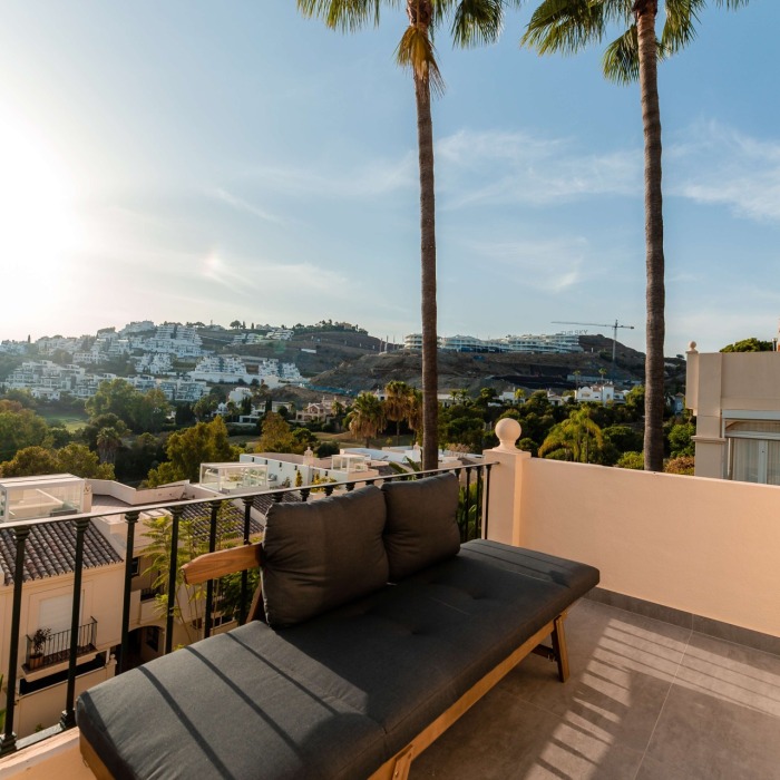 Fully renovated and fully furnished triplex penthouse in desirable La Quinta Hills, Benahavis | Image 112