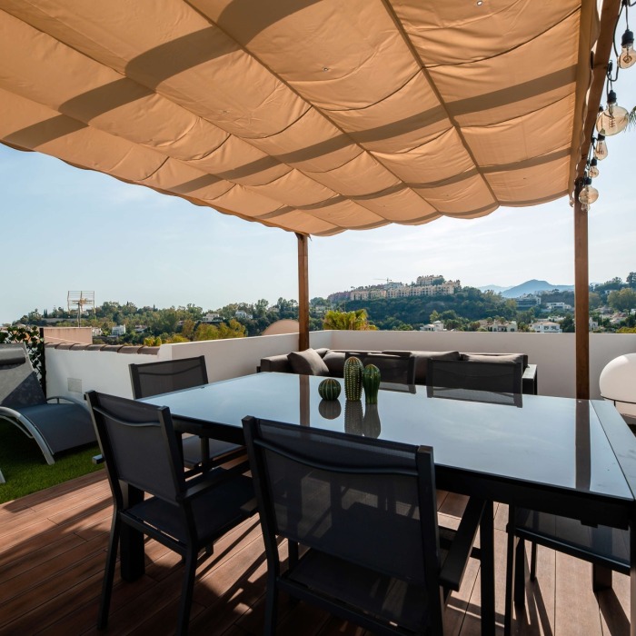 Fully renovated and fully furnished triplex penthouse in desirable La Quinta Hills, Benahavis | Image 95