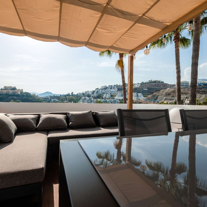 Fully renovated and fully furnished triplex penthouse in desirable La Quinta Hills, Benahavis | Image 98