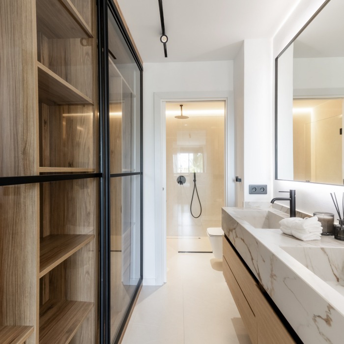 Modern Apartment in Jardines de Andalucia, Nueva Andalucia | Image 6