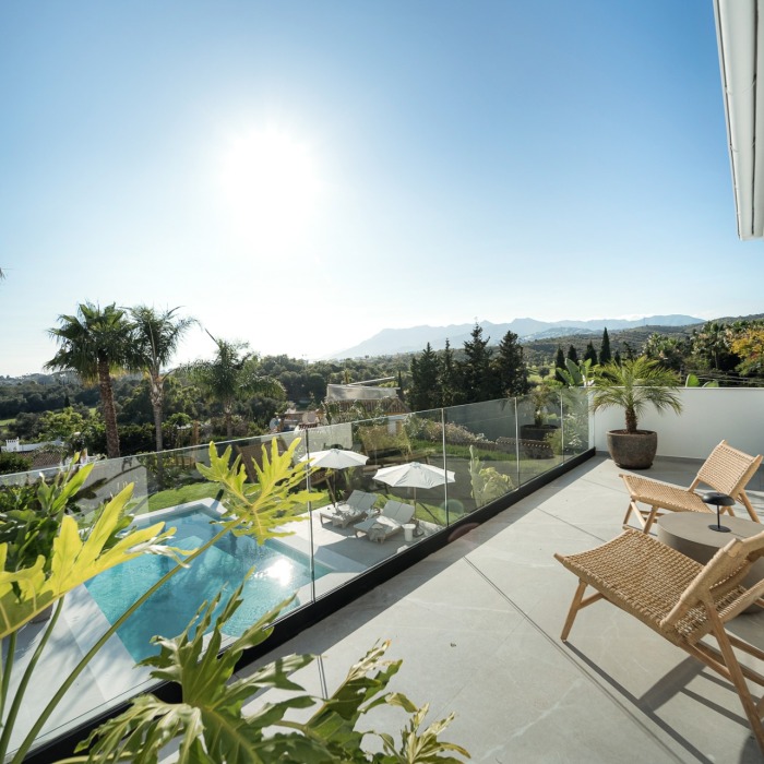 Sublime villa con vistas al Mar y al Golf en El Rosario, Marbella Este | Image 2