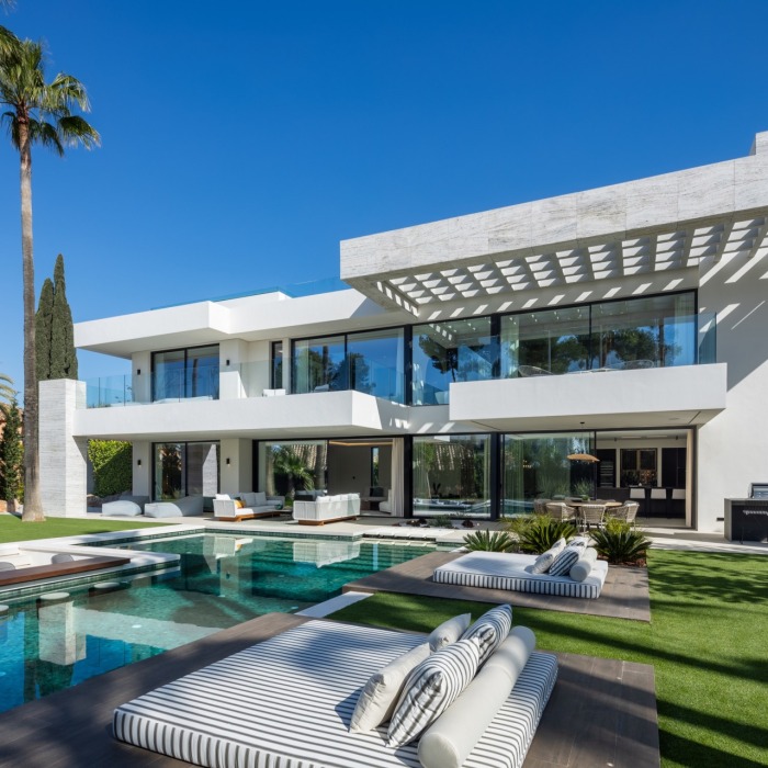 Exquisite modern villa located in the prestigious Atalaya Rio Verde in Nueva Andalucía