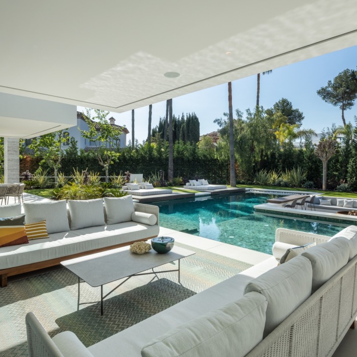 Exquisite modern villa located in the prestigious Atalaya Rio Verde in Nueva Andalucía | Image 2