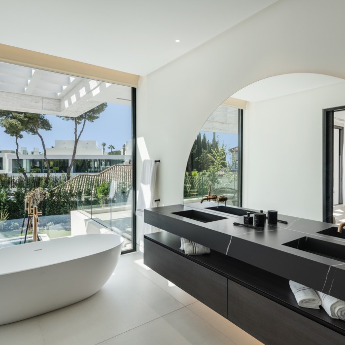 Exquisite modern villa located in the prestigious Atalaya Rio Verde in Nueva Andalucía | Image 6