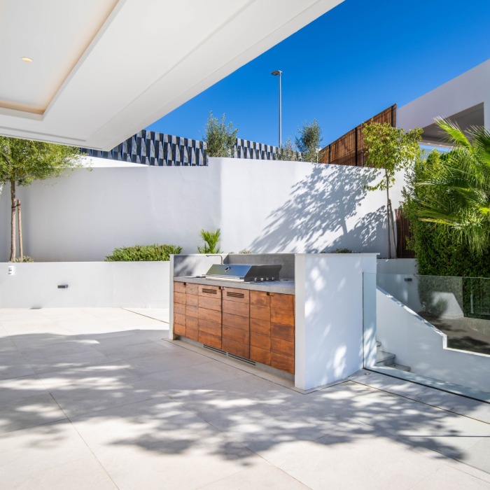 Superb Modern Villa with Prime Location in Nueva Andalucia | Image 2