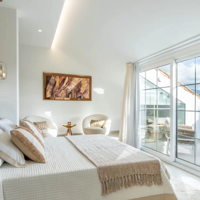 Apartamento de lujo de dos habitaciones con vistas al mar y una ubicación céntrica en Nueva Andalucía | Image 15