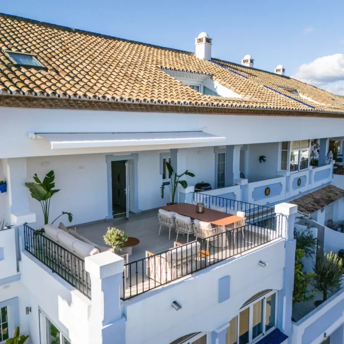 Apartamento de lujo de dos habitaciones con vistas al mar y una ubicación céntrica en Nueva Andalucía | Image 2