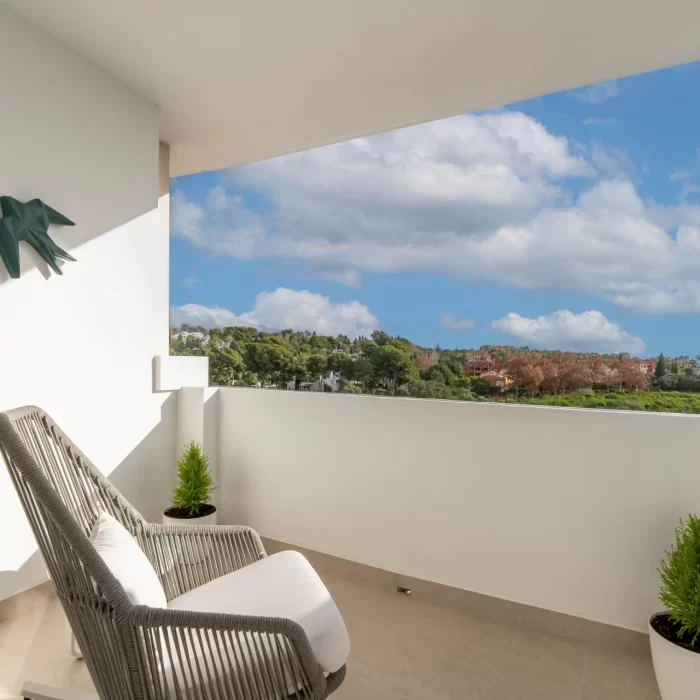 Apartamento de lujo de dos habitaciones con vistas al mar y una ubicación céntrica en Nueva Andalucía | Image 29