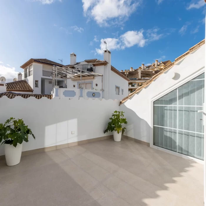 Apartamento de lujo de dos habitaciones con vistas al mar y una ubicación céntrica en Nueva Andalucía | Image 38