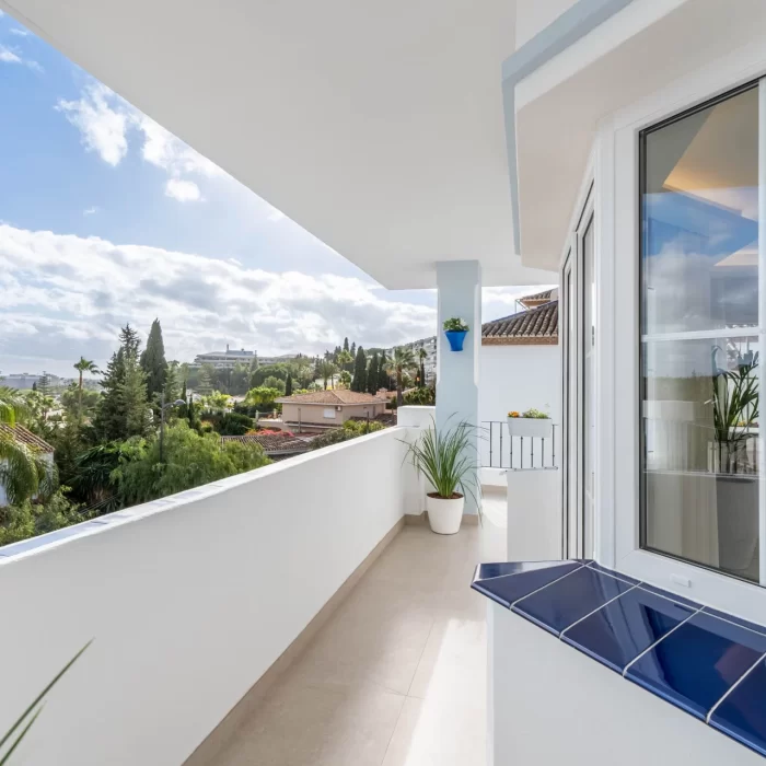 Apartamento de lujo de dos habitaciones con vistas al mar y una ubicación céntrica en Nueva Andalucía | Image 43