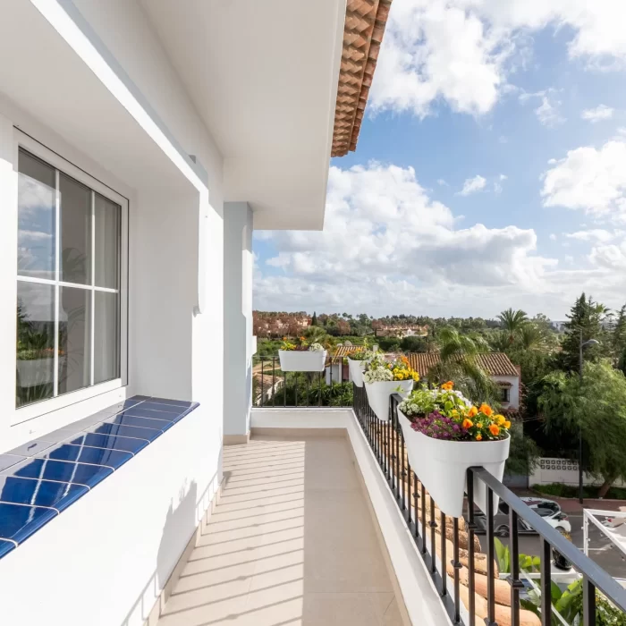 Apartamento de lujo de dos habitaciones con vistas al mar y una ubicación céntrica en Nueva Andalucía | Image 44