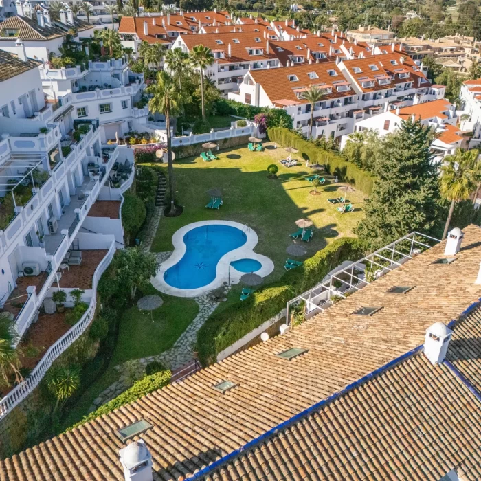 Apartamento de lujo de dos habitaciones con vistas al mar y una ubicación céntrica en Nueva Andalucía | Image 46