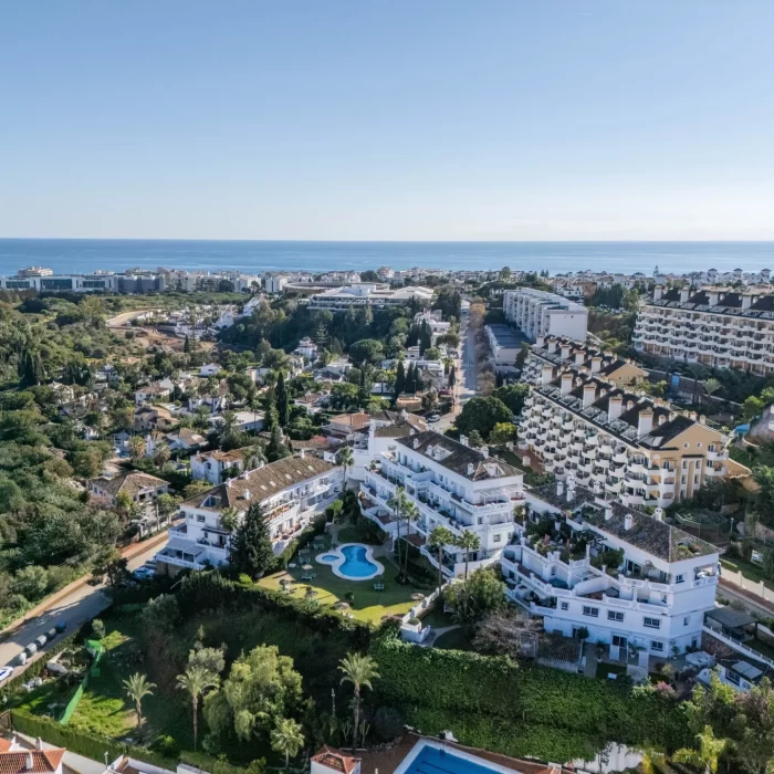 Apartamento de lujo de dos habitaciones con vistas al mar y una ubicación céntrica en Nueva Andalucía | Image 48