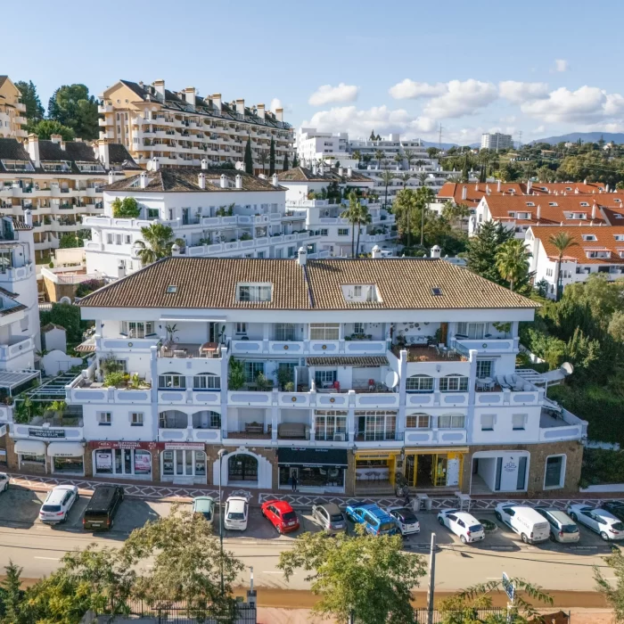 Apartamento de lujo de dos habitaciones con vistas al mar y una ubicación céntrica en Nueva Andalucía | Image 49