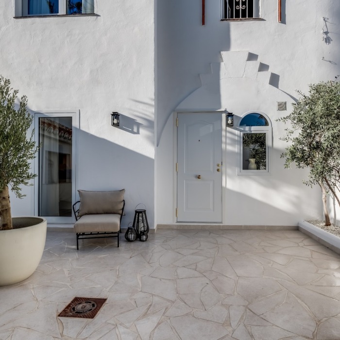 Casa adosada renovada de 4 dormitorios en Los Potros, Nueva Andalucía | Image 34