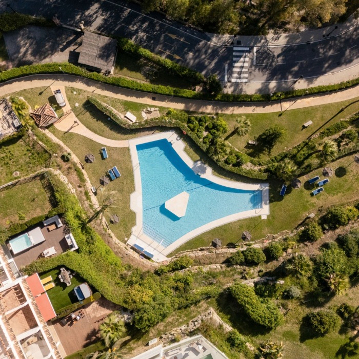 Luxury Ground-Floor Apartment with Private Pool and Sea Views in Nueva Andalucía, Marbella | Image 10