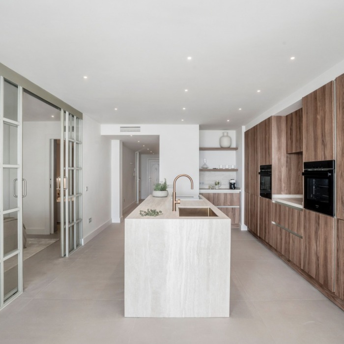 Luxury Ground-Floor Apartment with Private Pool and Sea Views in Nueva Andalucía, Marbella | Image 15