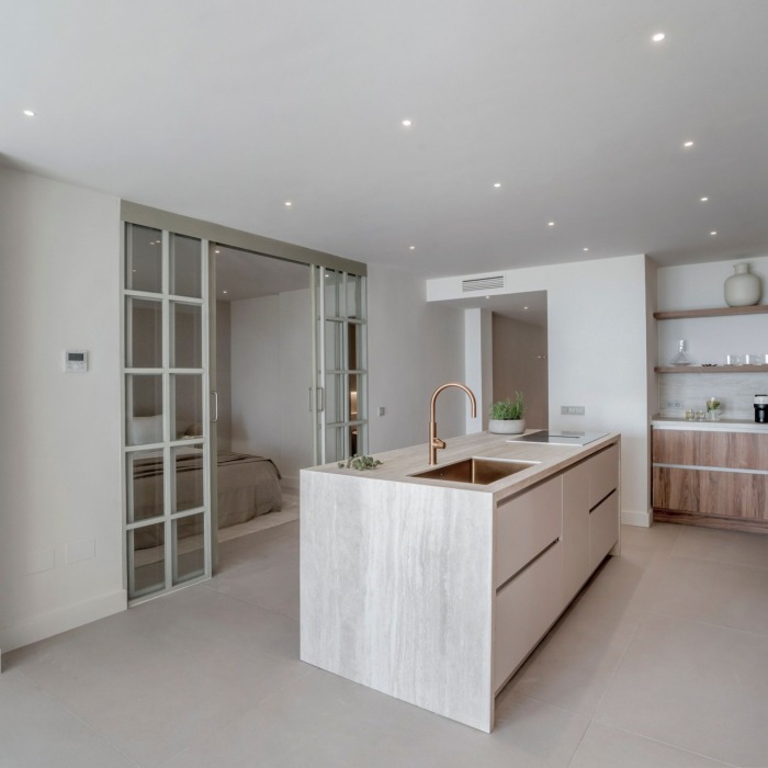 Luxury Ground-Floor Apartment with Private Pool and Sea Views in Nueva Andalucía, Marbella | Image 17