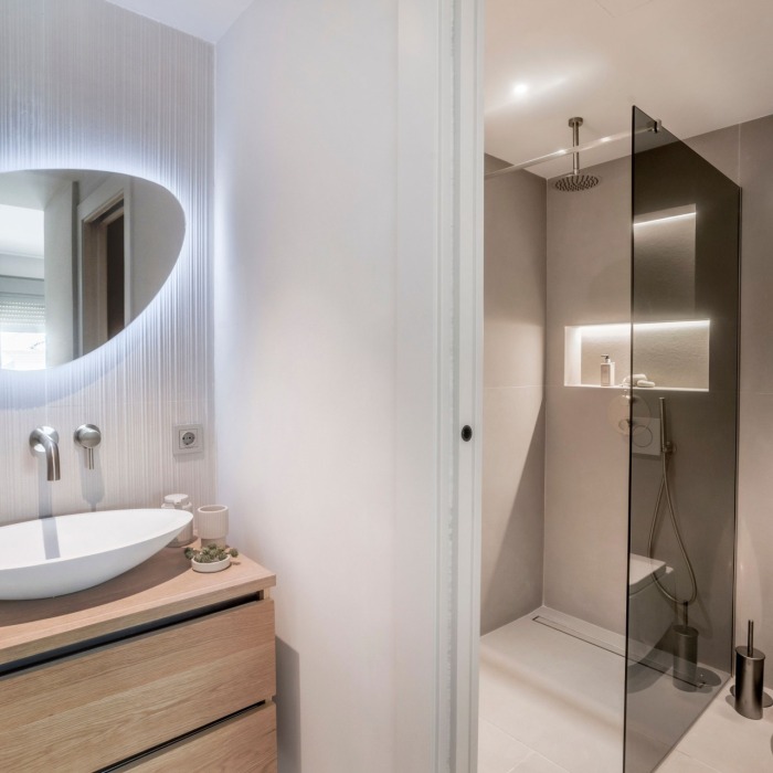 Luxury Ground-Floor Apartment with Private Pool and Sea Views in Nueva Andalucía, Marbella | Image 30