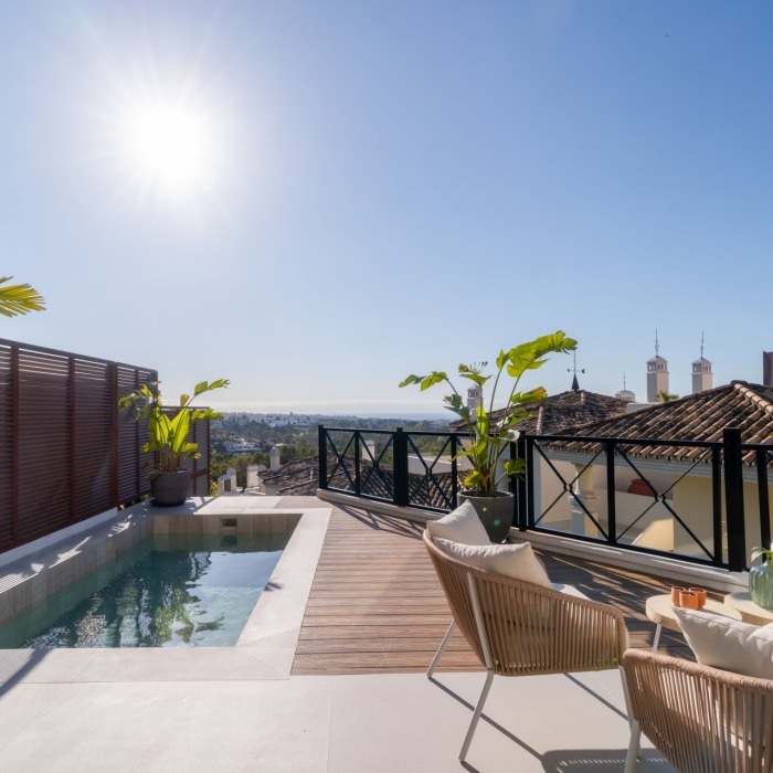 Luxury Ground-Floor Apartment with Private Pool and Sea Views in Nueva Andalucía, Marbella | Image 3