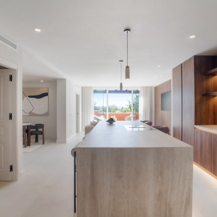 Luxueux penthouse en duplex de 4 chambres à vendre à Nueva Andalucía avec vue sur la mer et piscine privée sur le toit | Image 1