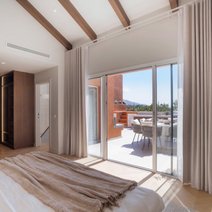 Luxueux penthouse en duplex de 4 chambres à vendre à Nueva Andalucía avec vue sur la mer et piscine privée sur le toit | Image 9